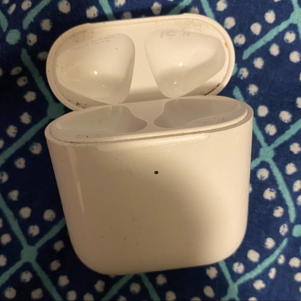 apple airpod 2nd gen charging replacement case (AIRPODS NOT INCLUDED)
